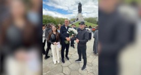 De Ziua Victoriei, Renato Usatîi, împreună cu toți colegii din fracțiunea Partidului Nostru, a depus flori la renumitul complex memorial din Treptower Park, la Berlin